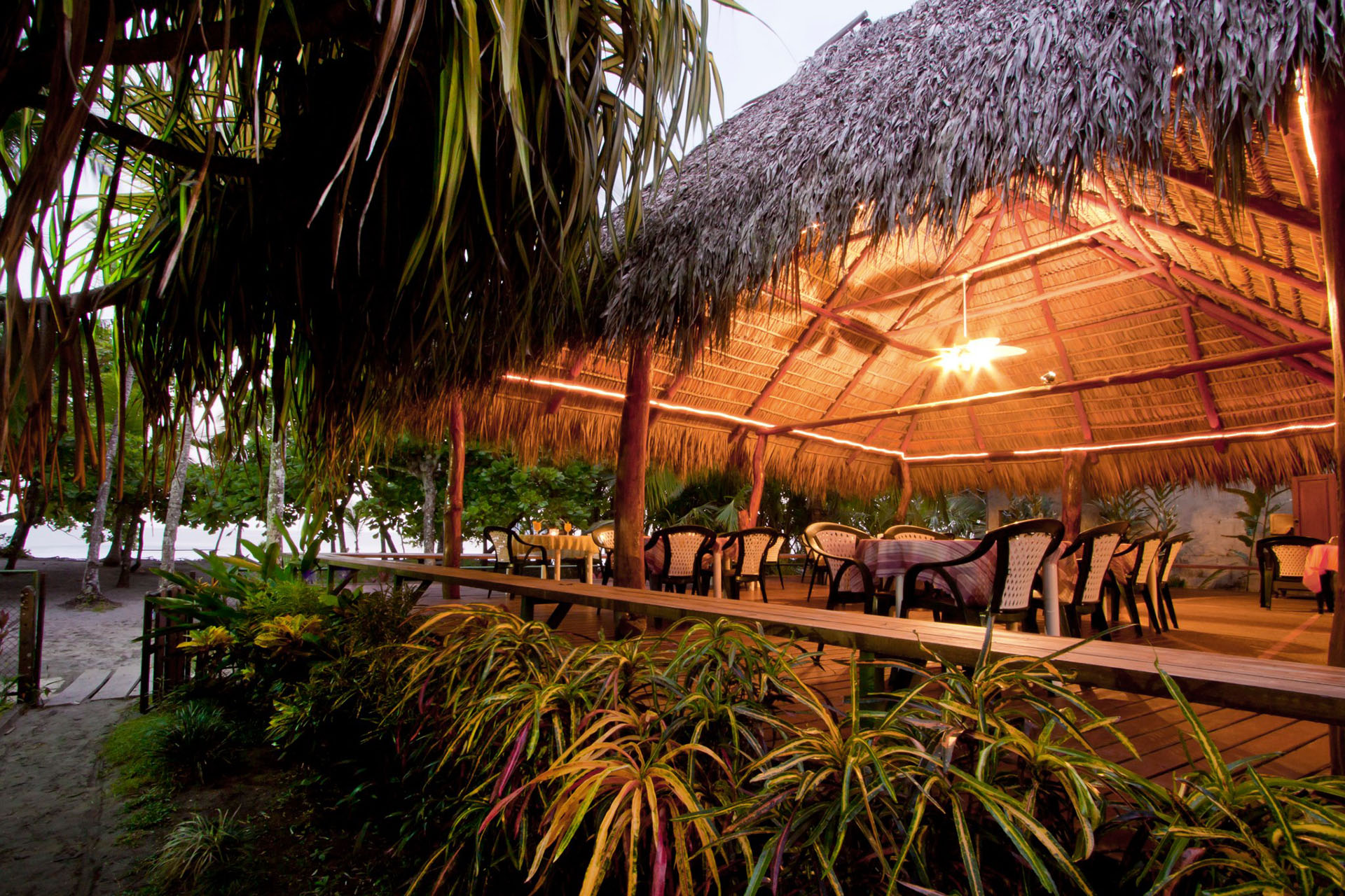 Canto Del Mar Restaurant at Karahe Beach Hotel in Manuel Antonio